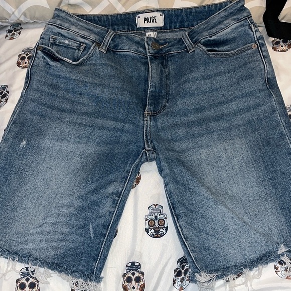 PAIGE Pants - Paige Jax Cut Off Shorts
Womens Size 28 Blue Kayson
Distressed Raw edge denim.